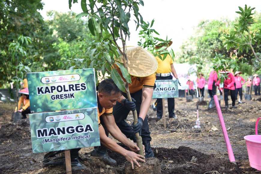 Tanam Pohon Produktif, Polres Gresik Ciptakan Lingkungan Sehat