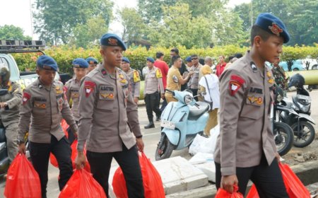 Brimob Metro Jaya Salurkan Kepedulian untuk Warga Terdampak Musibah