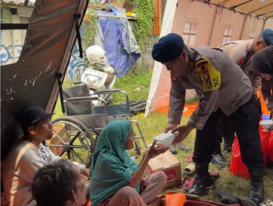 Randurlap Brimob Hadir Ringankan Beban Korban Kebakaran Pasar Jiung