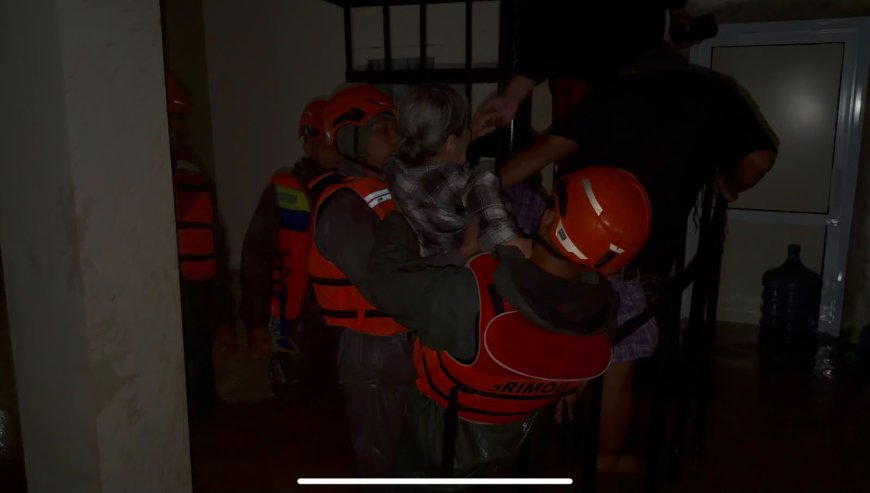 Polisi Terus Bersiaga Membantu Korban Banjir di Padang